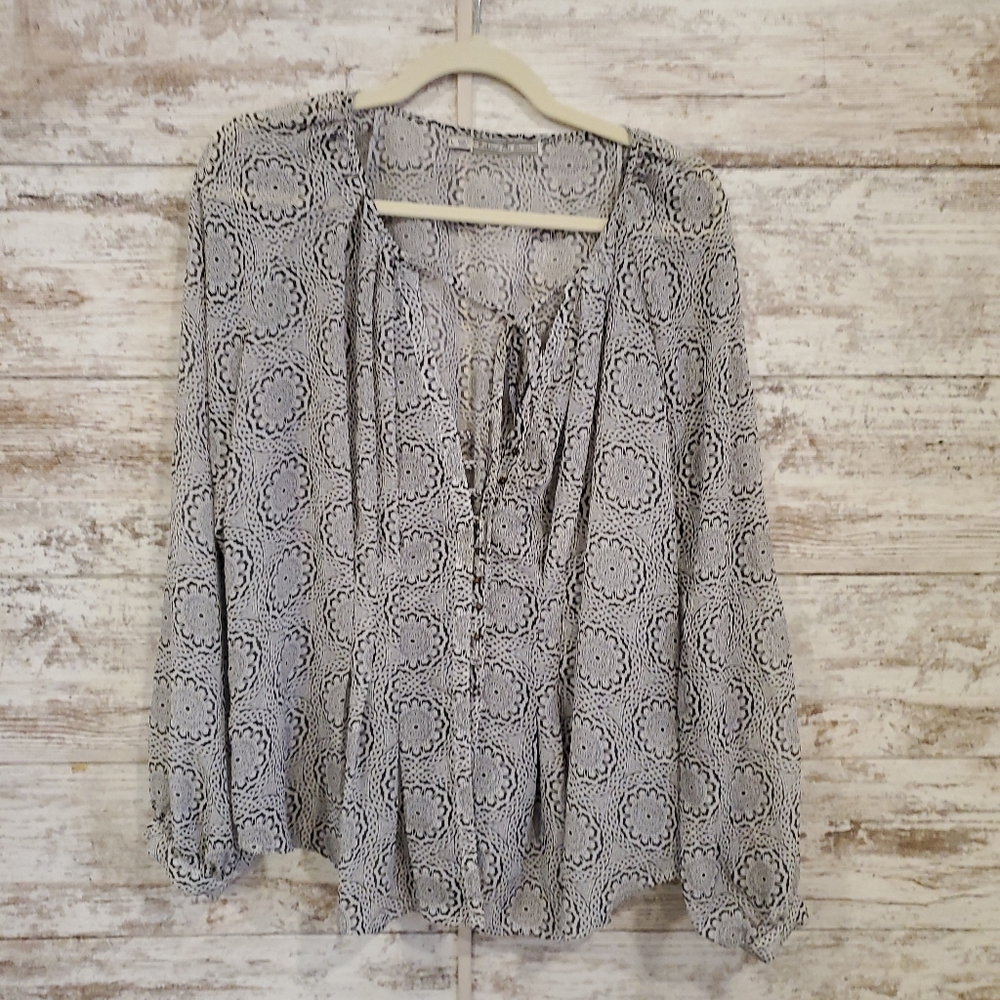 Behind the seams white/black long sleeve blouse